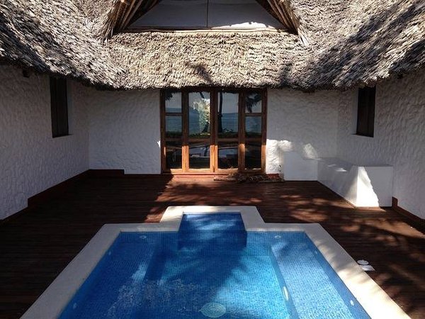 Comment utiliser des équipements et des produits pour l'entretien d'une piscine ?