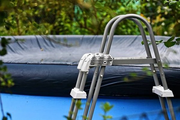 Comment nettoyer et ranger des équipements et des produits pour l'entretien d'une piscine ?