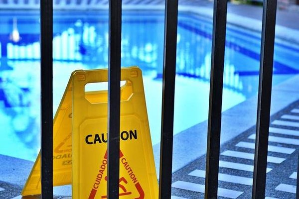 Quels sont les équipements et les dispositifs optionnels pour la sécurité piscine ?