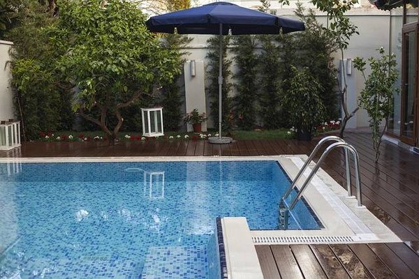 Les Essentiels pour un Nettoyage Efficace des Margelles de Piscine