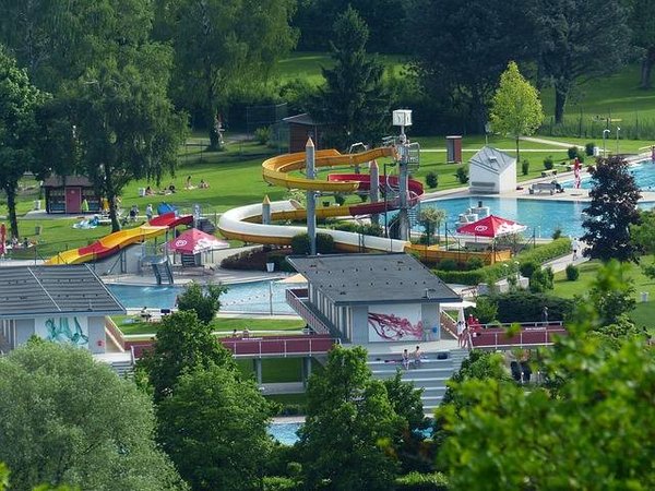 Quel guide consulter pour trouver un camping avec un parc aquatique d'exception et sécurisé ?