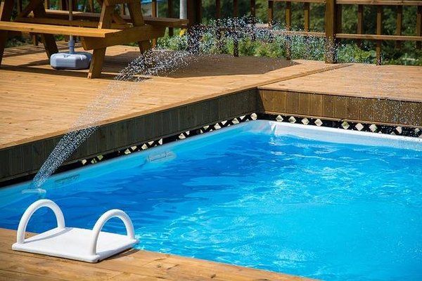 Comment réparer ou remplacer des accessoires de piscine ?